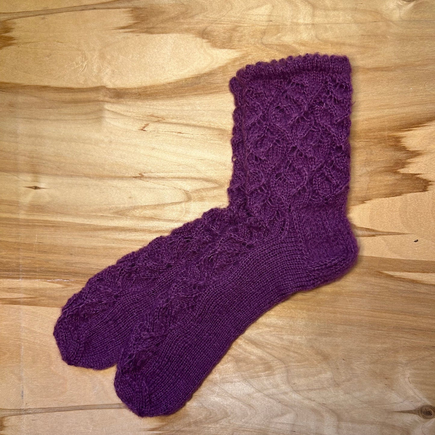 Tumši lillā krāsas mežģīņu adījuma siltās zeķes 37.-39. izm. (SITĒ 41)