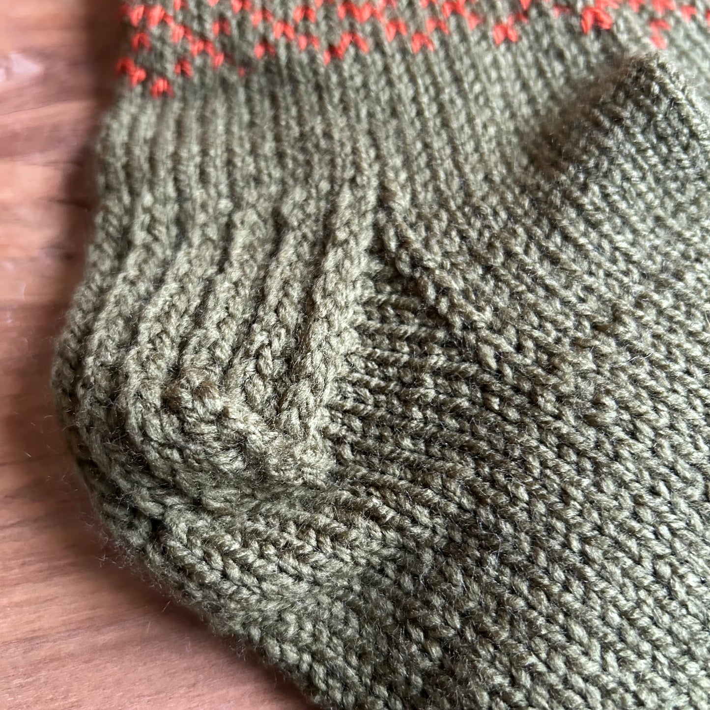 Siltās zeķes vīriešiem haki zaļas ar nelielu oranžu rakstiņu 42. 44..izm. (VEZI 36)