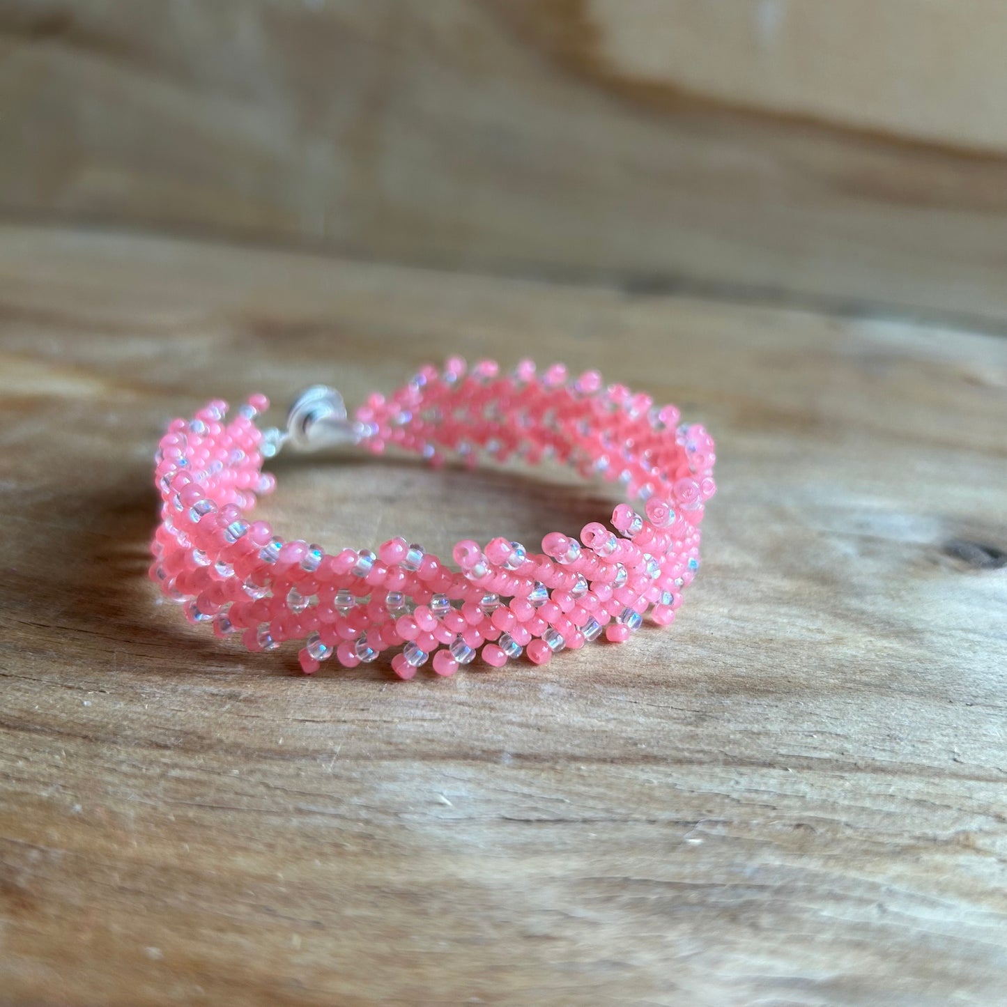 Pērļota aproce rozā krāsā (ZAMI 51)