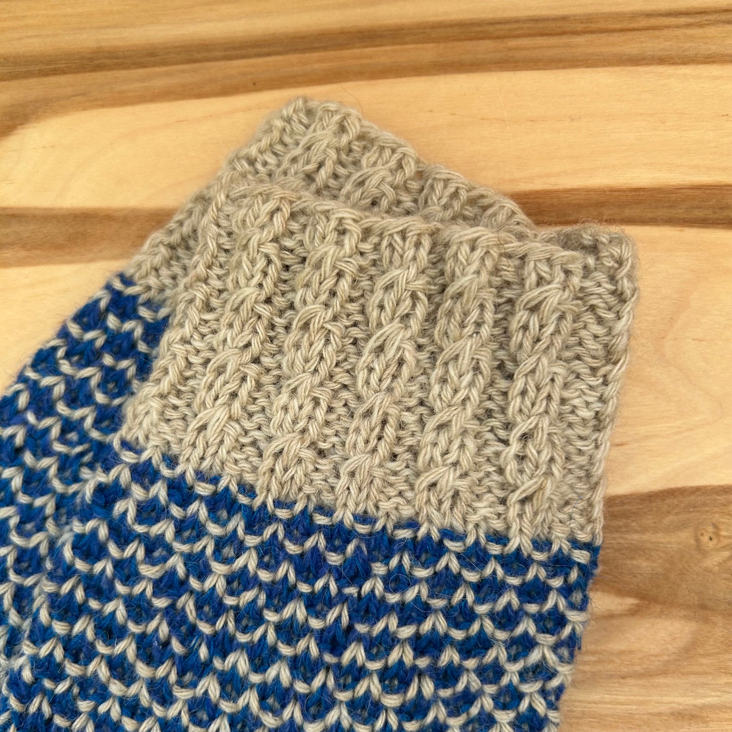 Rakstainas siltās zeķes  bēšā krāsā ar ziliem rakstiem 38.-40.izm. (INPO 104)