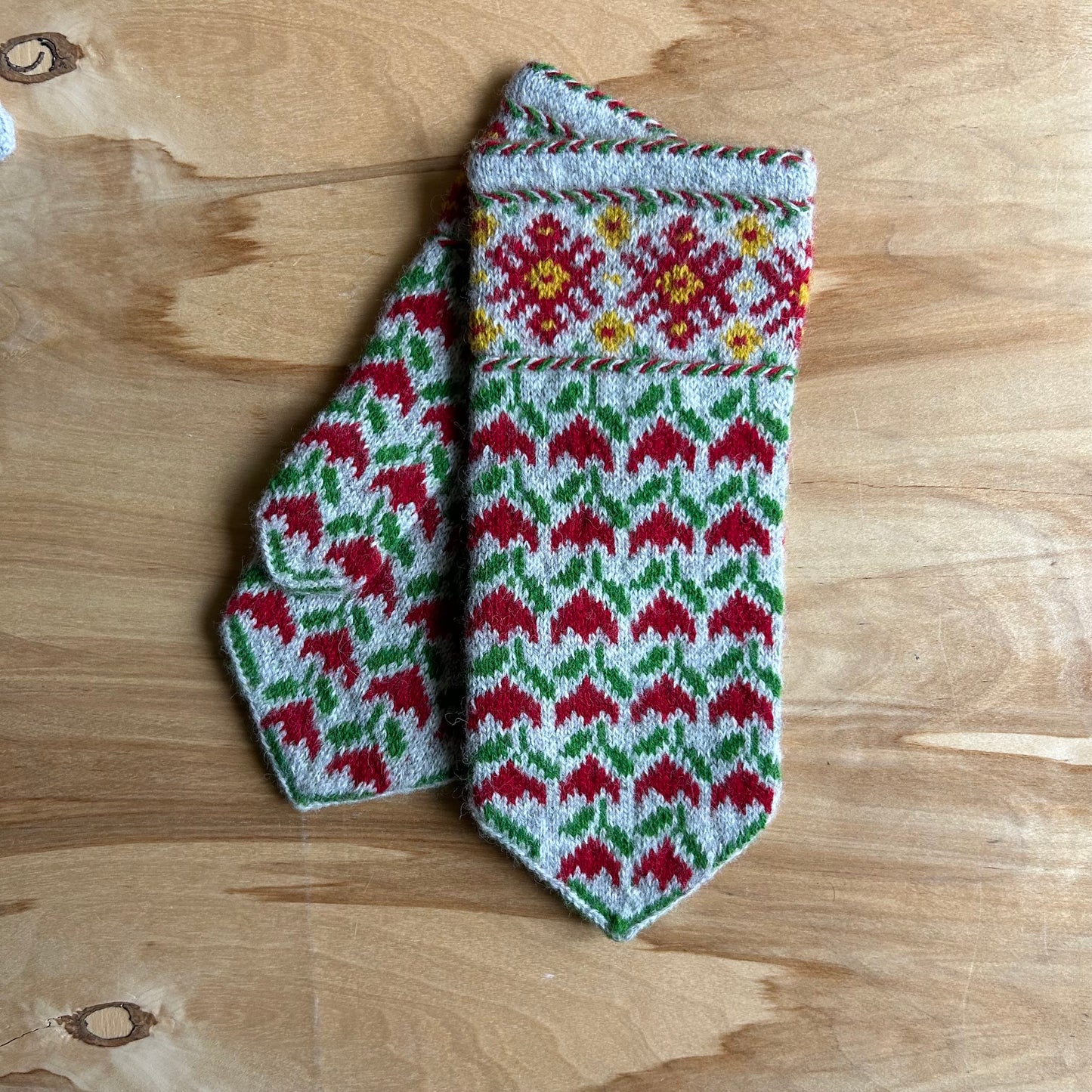 Gaiši pelēki sieviešu dūraiņi ar tulpīšu ornamentu (MALI 57)