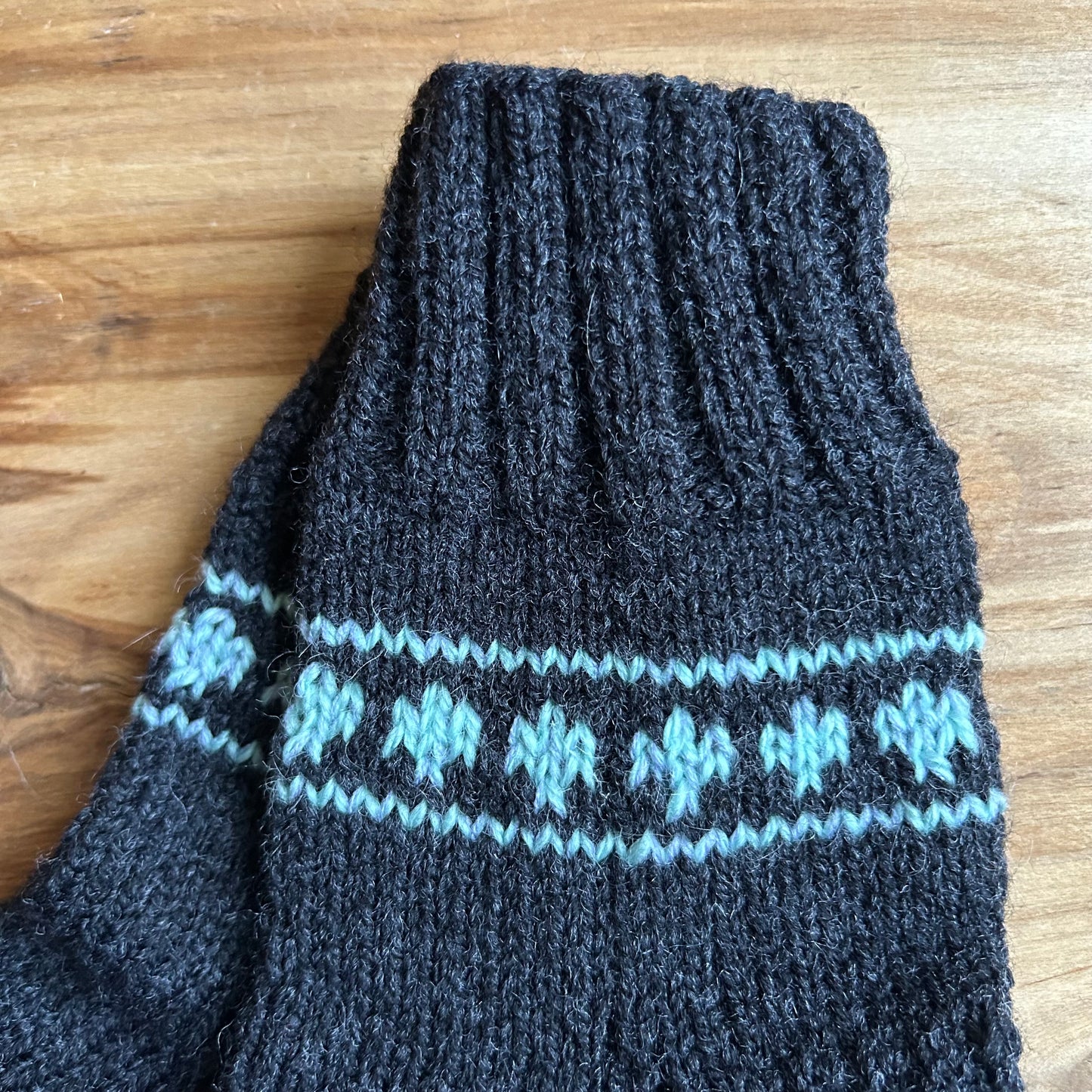 Siltās zeķes vīriešiem  melnā krāsā ar gaiši zilu rakstiņu 43.-45.izm. (VEZI 38)