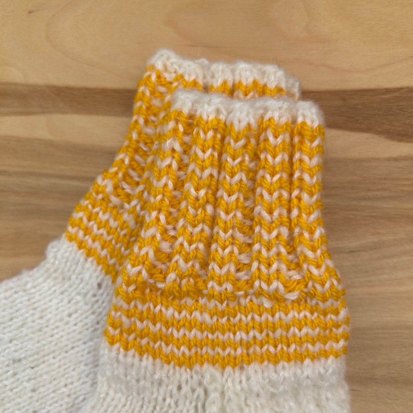 Baltas adītas siltās zeķītes ar dzeltenu stulmu 24.-26.izm. (SITĒ 45)