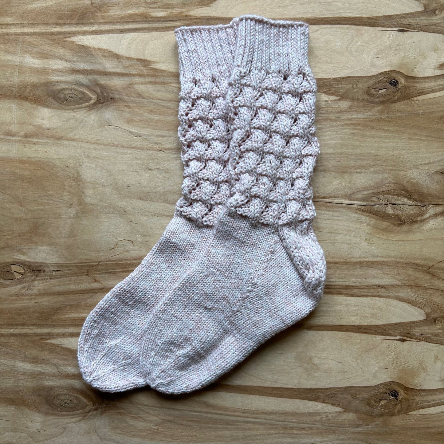 Maigi rozā garas adītas melanža dzijas vilnas zeķes ar rakstainu valnīti 38.-40.izm. (VEPA 134)