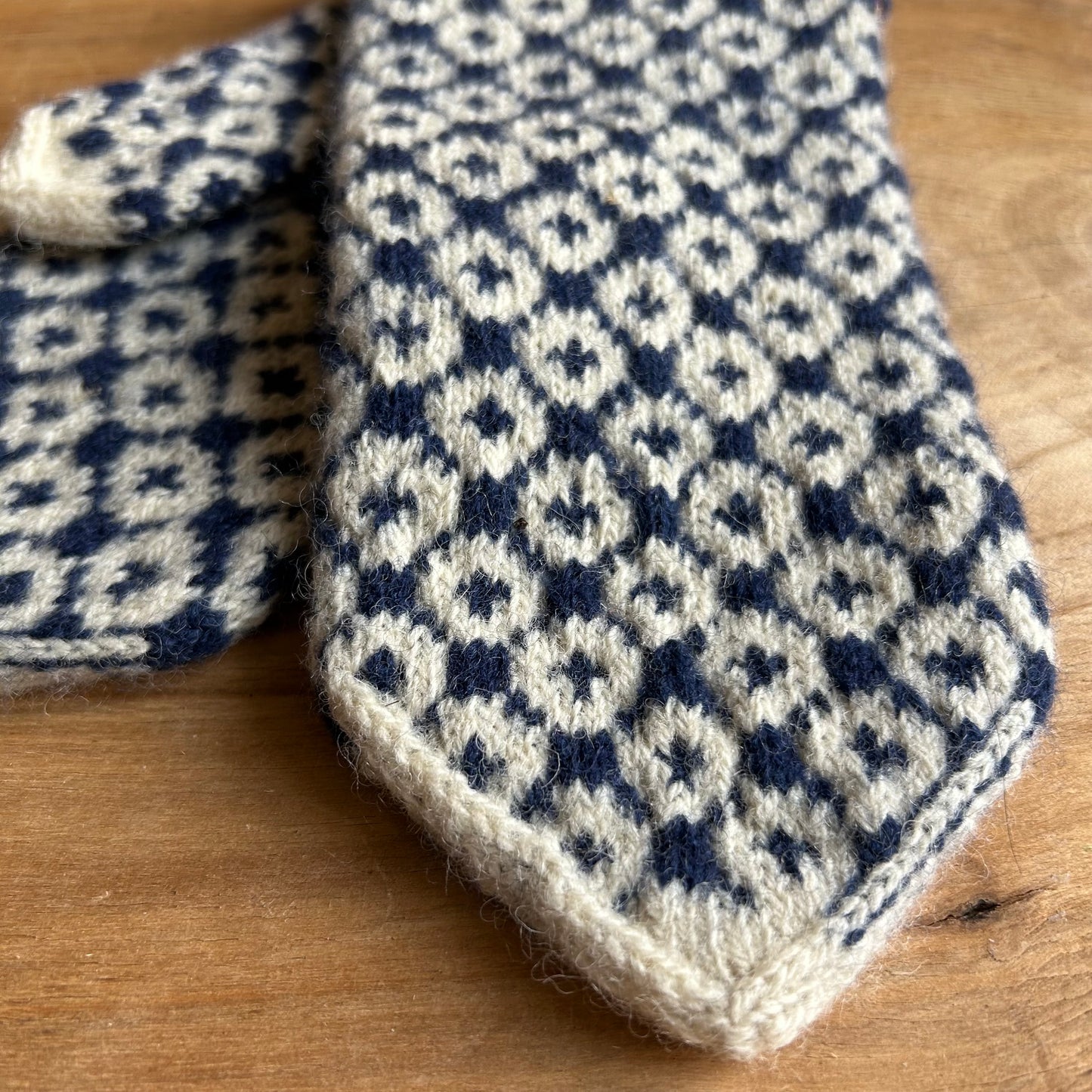 Vilnas dūraiņi ar tumši ziliem rakstiem rombiņos (AIDZ 41)