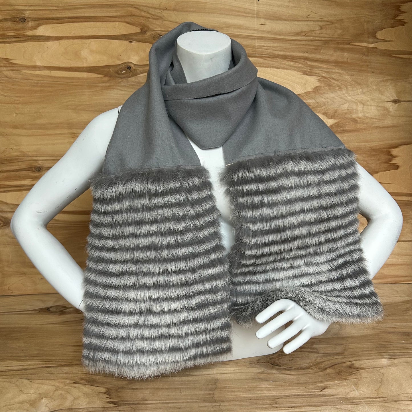 Gaiši pelēka vilnas šalle gaiši pelēku truša vilnas dekoratīvu malu (JĀNA 39)