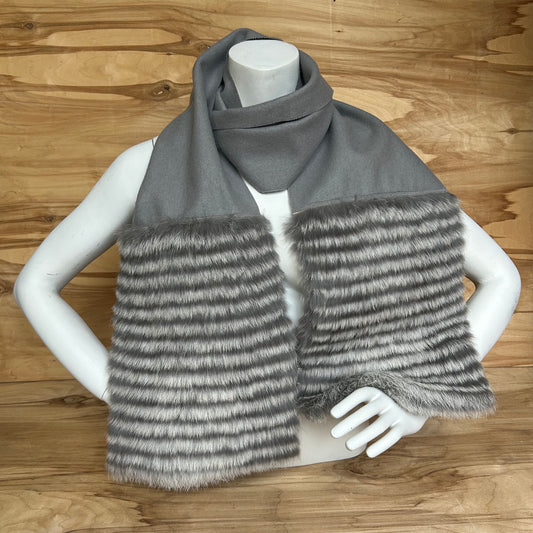 Gaiši pelēka vilnas šalle gaiši pelēku truša vilnas dekoratīvu malu (JĀNA 39)