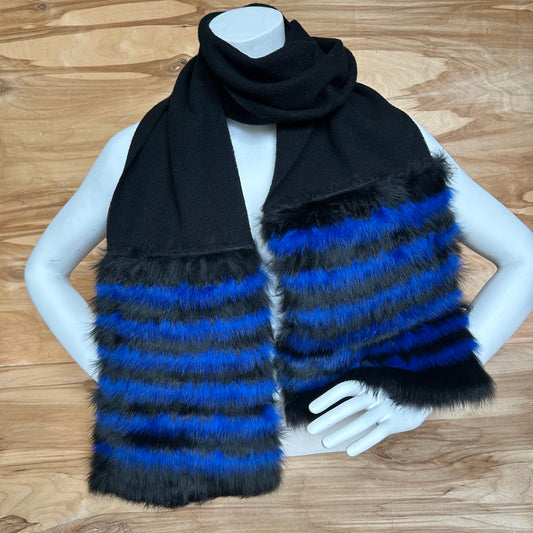 Melna vilnas šalle ar melnu / zilu truša vilnas dekoratīvu malu (JĀNA 42)