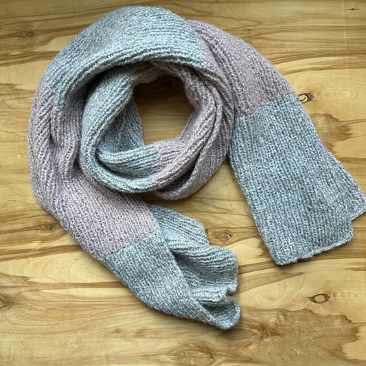 Rokām adīta pelēka / pelēkrozā mohēras šalle (RECE 66)