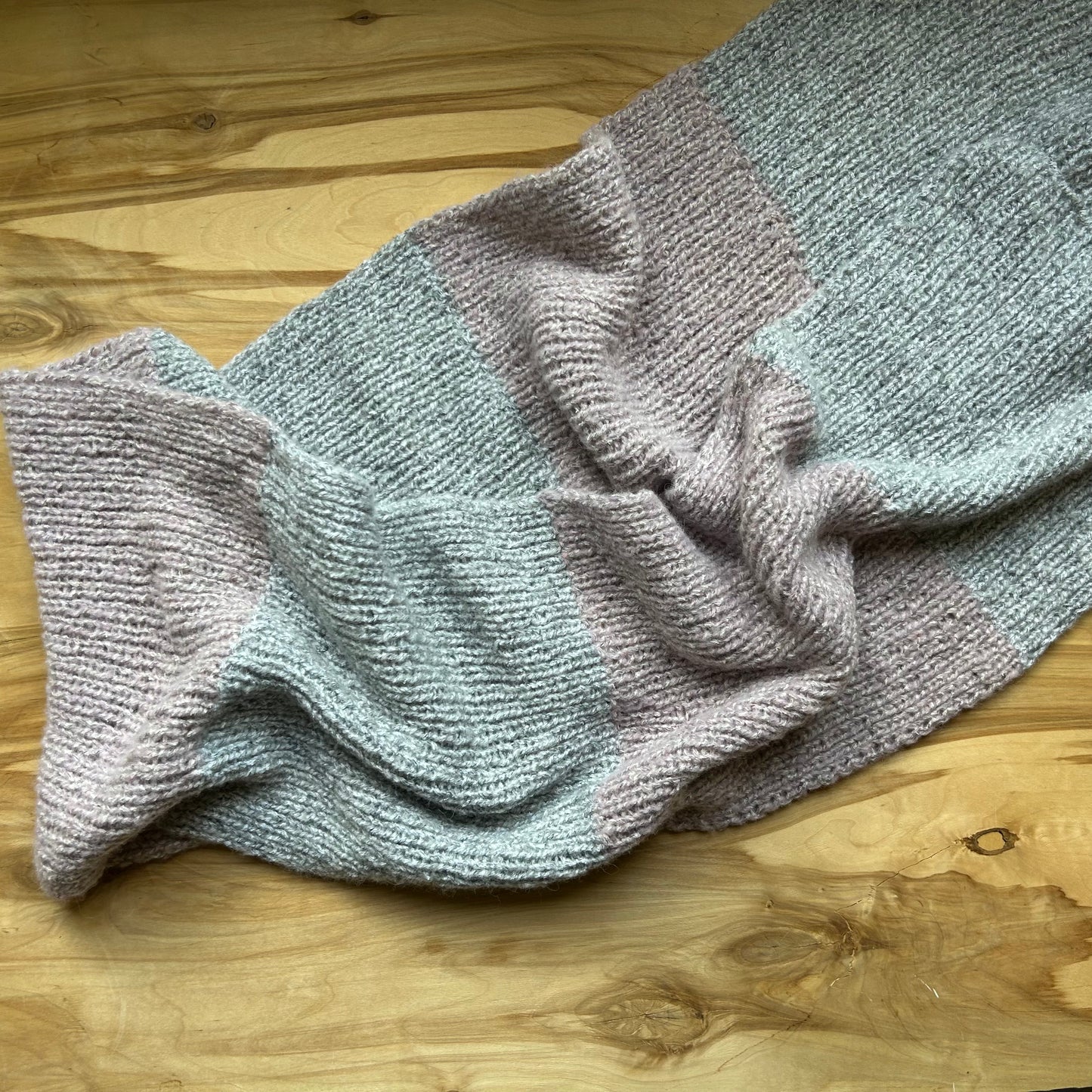 Rokām adīta pelēka / pelēkrozā mohēras šalle (RECE 66)