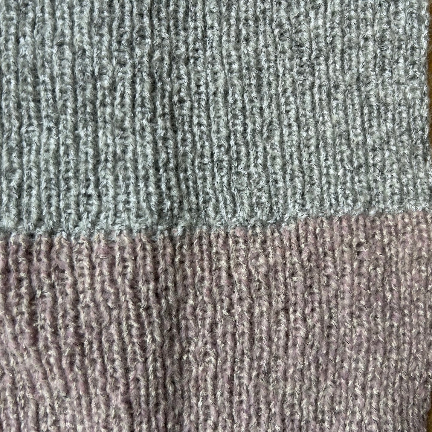 Rokām adīta pelēka / pelēkrozā mohēras šalle (RECE 66)