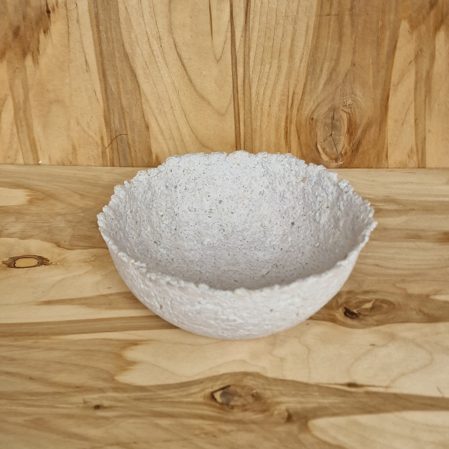 Gaiša vidēji liela papīra masas bļoda (RŪBĒ 4) - www.tiptip.lv 