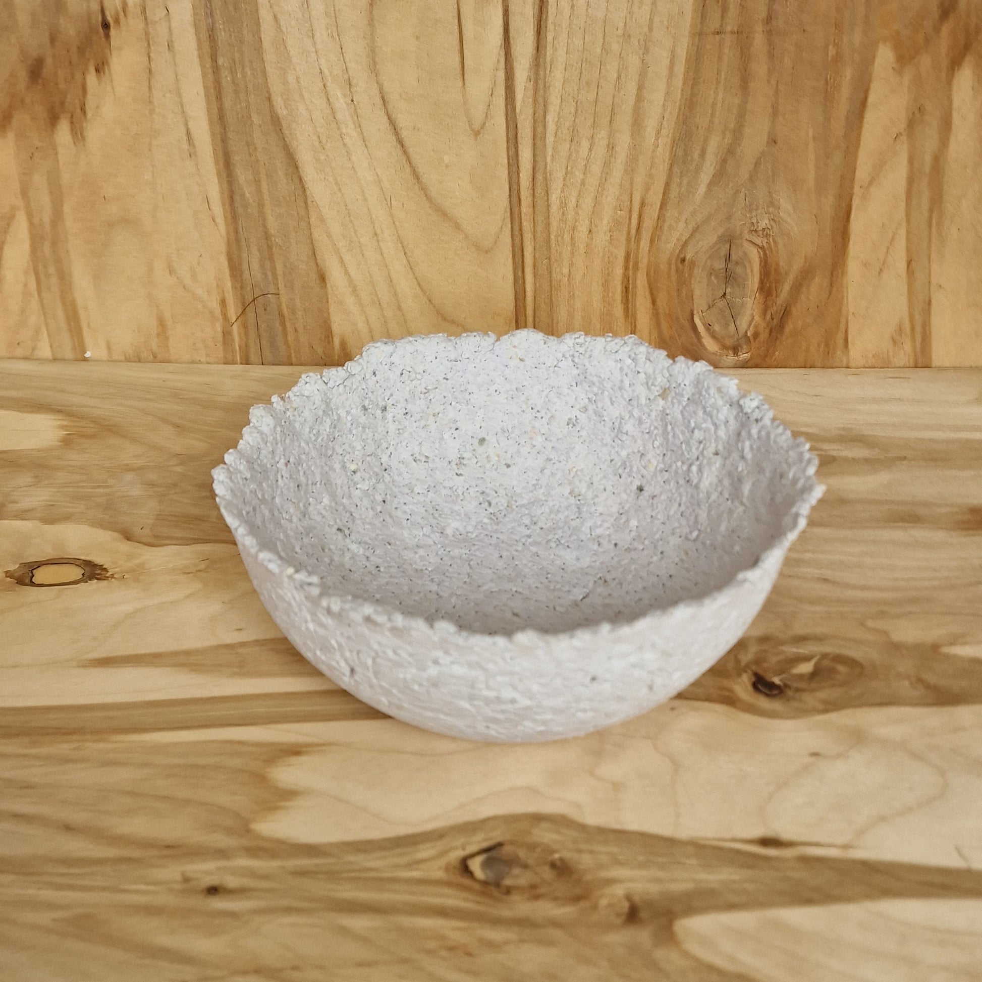 Gaiša vidēji liela papīra masas bļoda (RŪBĒ 4) - www.tiptip.lv 