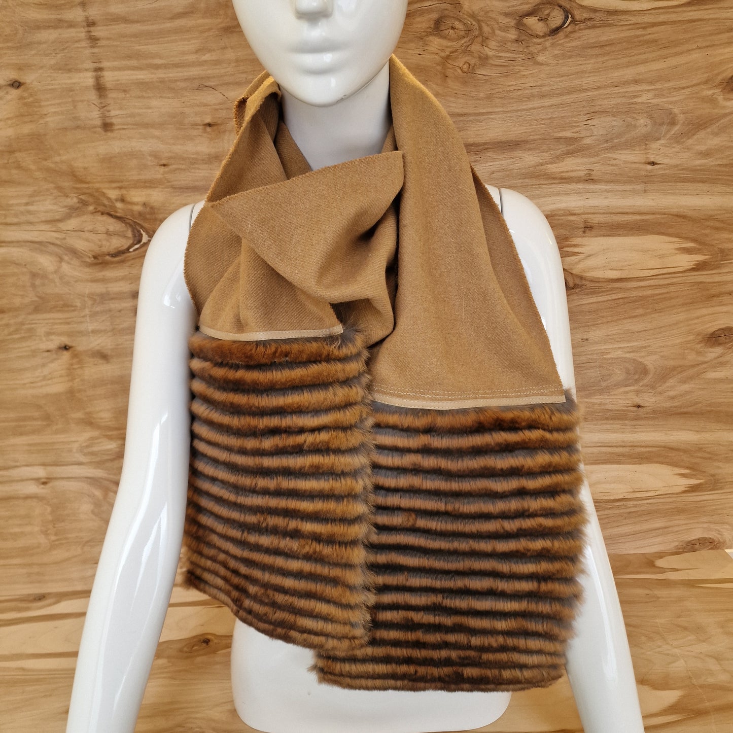 Gaiši brūna šalle ar brūnu truša vilnas dekoratīvu malu (JĀNA 33) - www.tiptip.lv 