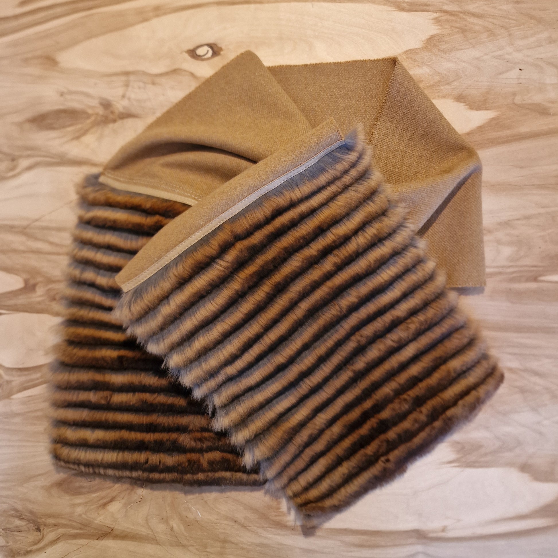 Gaiši brūna šalle ar brūnu truša vilnas dekoratīvu malu (JĀNA 33) - www.tiptip.lv 