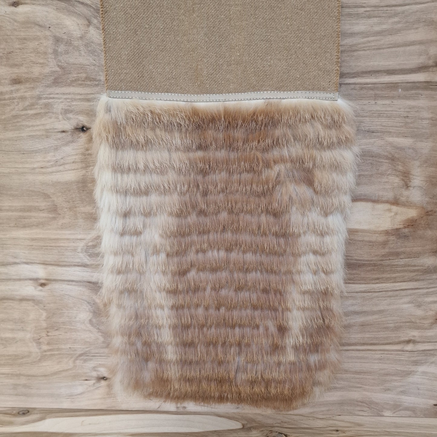 Gaiši brūna šalle ar gaiši brūnu truša vilnas dekoratīvu malu (JĀNA 34) - www.tiptip.lv 