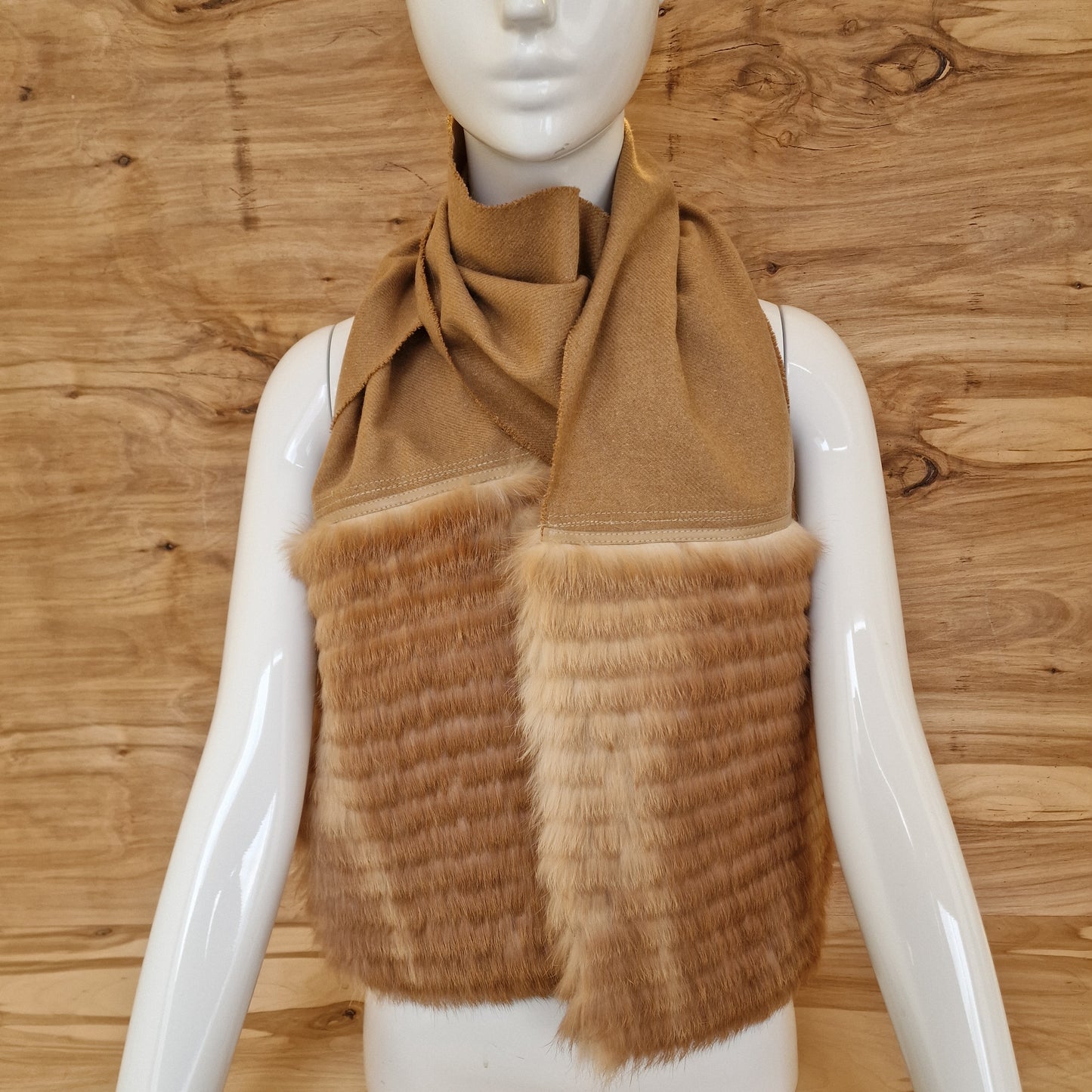 Gaiši brūna šalle ar gaiši brūnu truša vilnas dekoratīvu malu (JĀNA 34) - www.tiptip.lv 