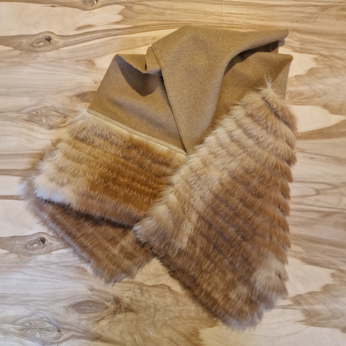 Gaiši brūna šalle ar gaiši brūnu truša vilnas dekoratīvu malu (JĀNA 34) - www.tiptip.lv 