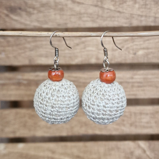 Gaiši brūni auskari - bumbas koka.p. (ALMA 115) - www.tiptip.lv 