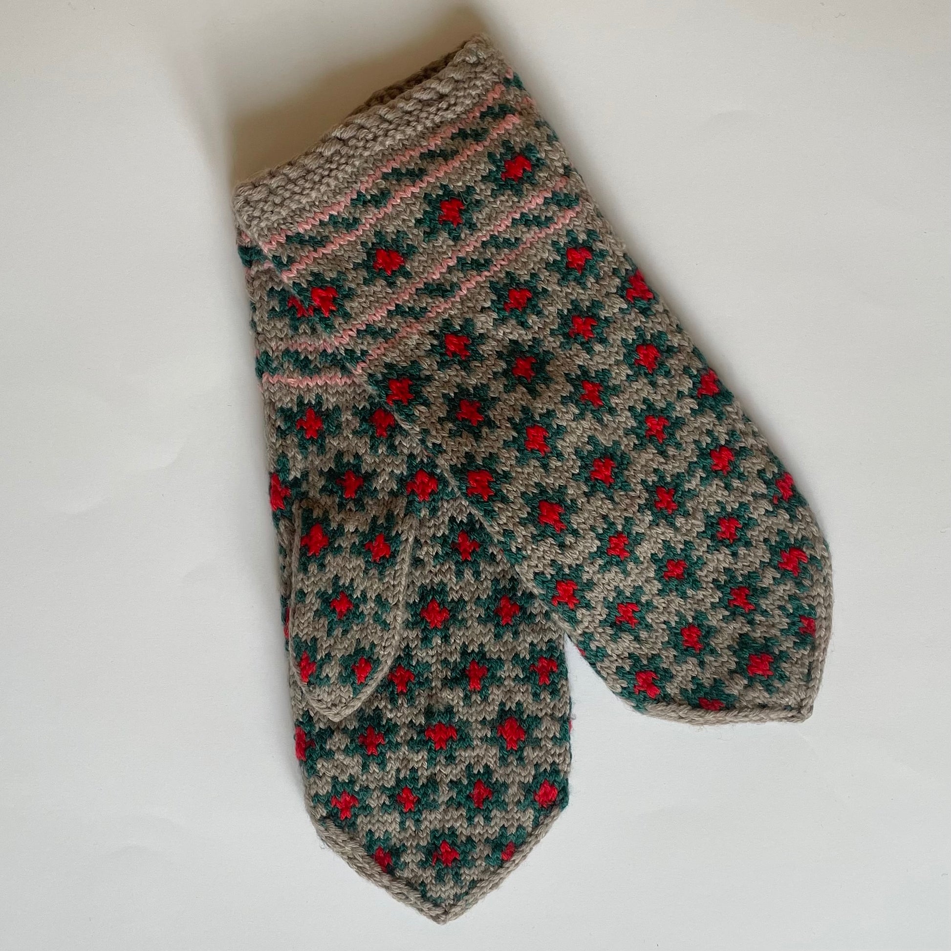 Gaiši brūni vilnas dūraiņi ar ornamentiem (RABE 80) - www.tiptip.lv 