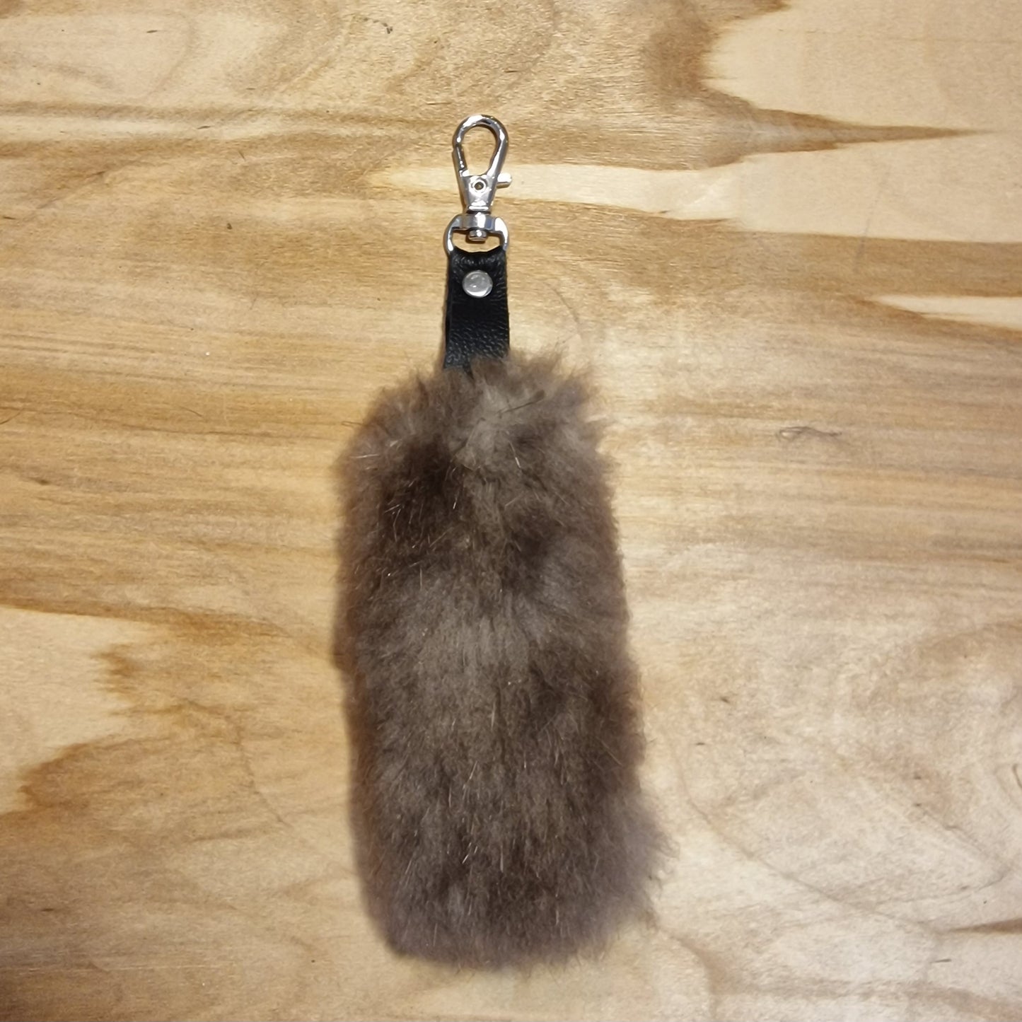 Gaiši brūns mīkstas ādas atslēgu piekariņš (JĀNA 12) - www.tiptip.lv 