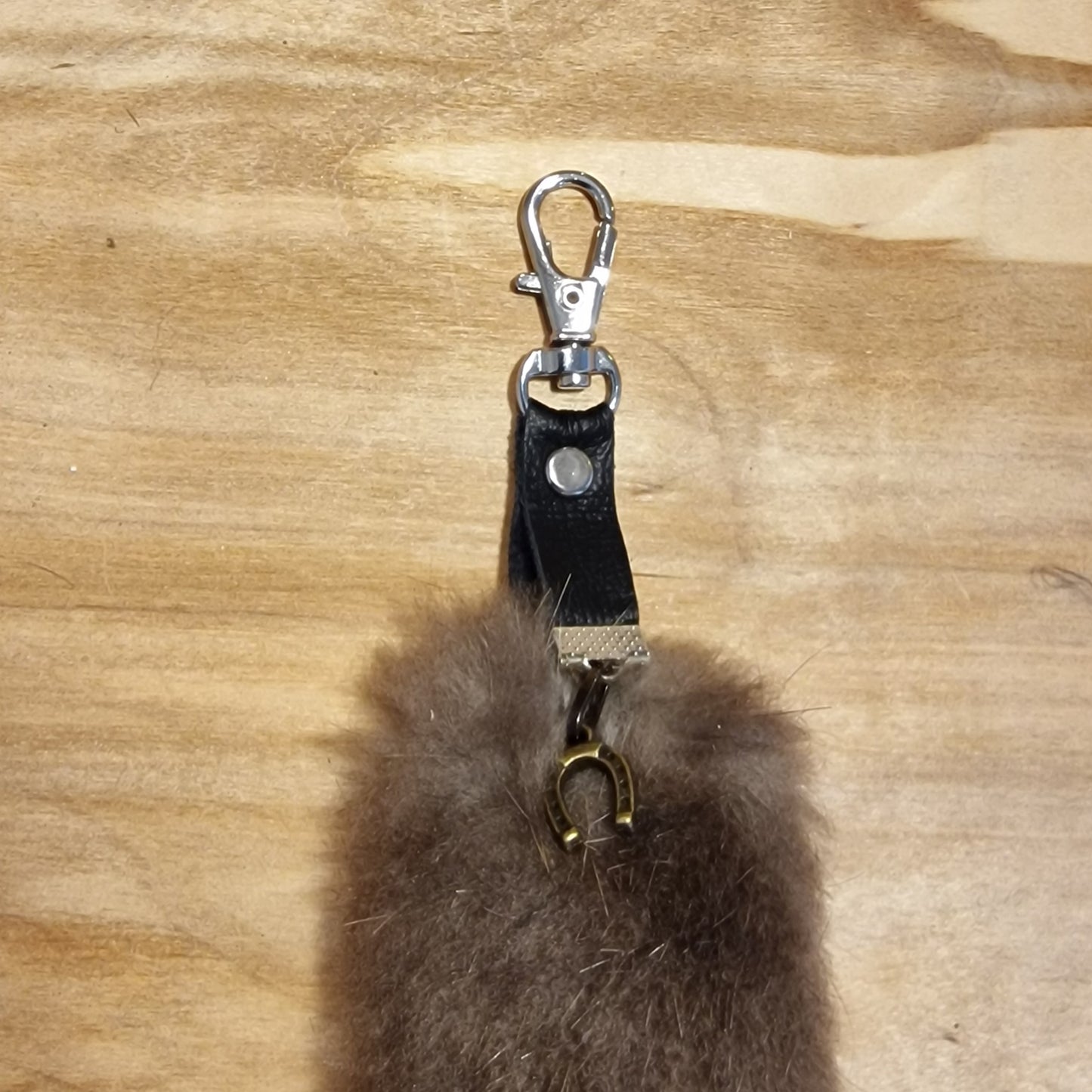 Gaiši brūns mīkstas ādas atslēgu piekariņš (JĀNA 12) - www.tiptip.lv 