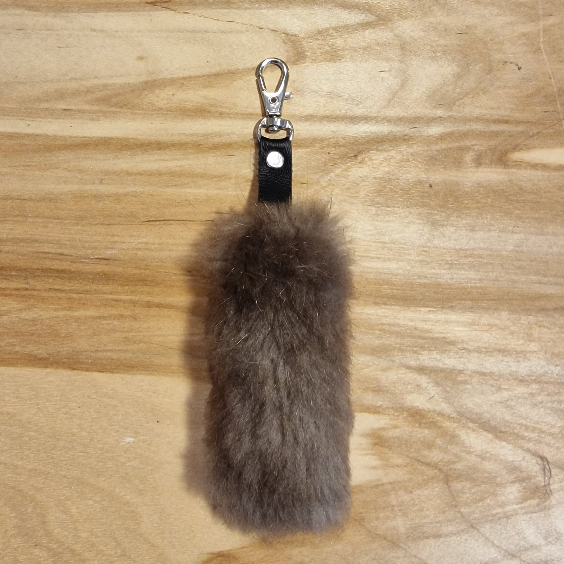 Gaiši brūns mīkstas ādas atslēgu piekariņš (JĀNA 3) - www.tiptip.lv 