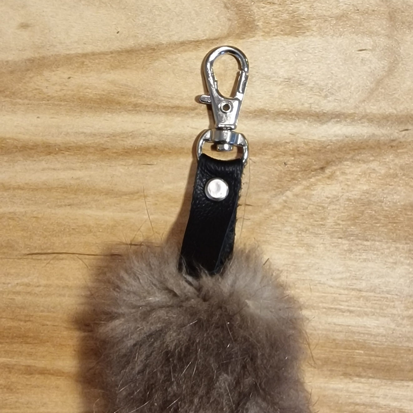 Gaiši brūns mīkstas ādas atslēgu piekariņš (JĀNA 3) - www.tiptip.lv 