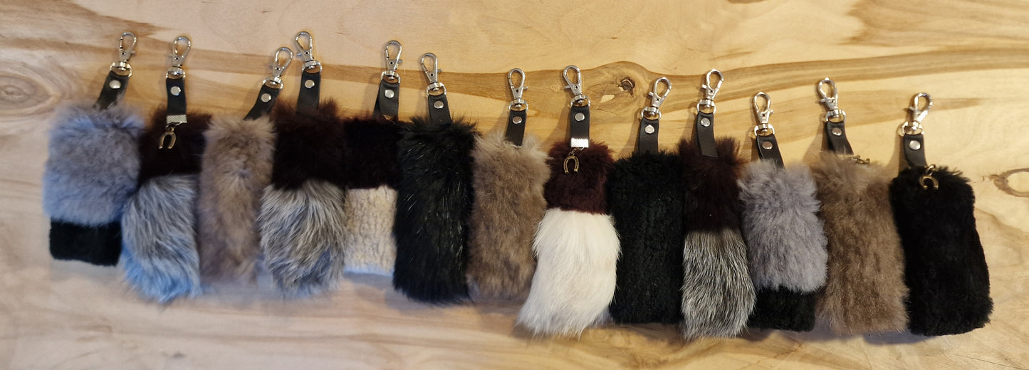 Gaiši brūns mīkstas ādas atslēgu piekariņš (JĀNA 3) - www.tiptip.lv 