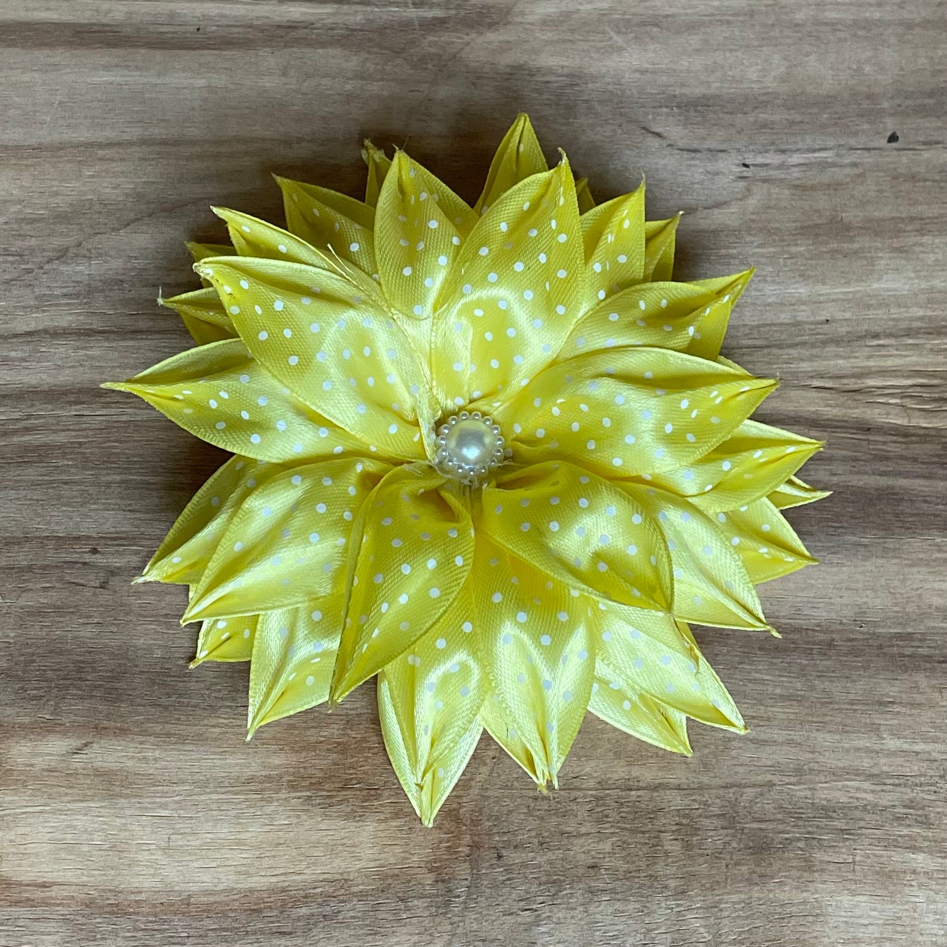 Gaiši dzeltena matu gumija zieda formā (IRFI 31) - www.tiptip.lv 