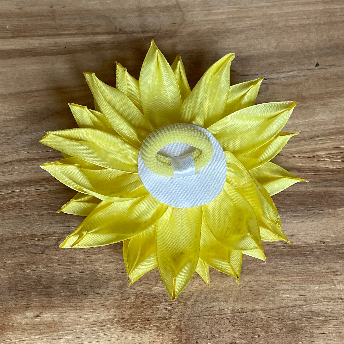 Gaiši dzeltena matu gumija zieda formā (IRFI 31) - www.tiptip.lv 