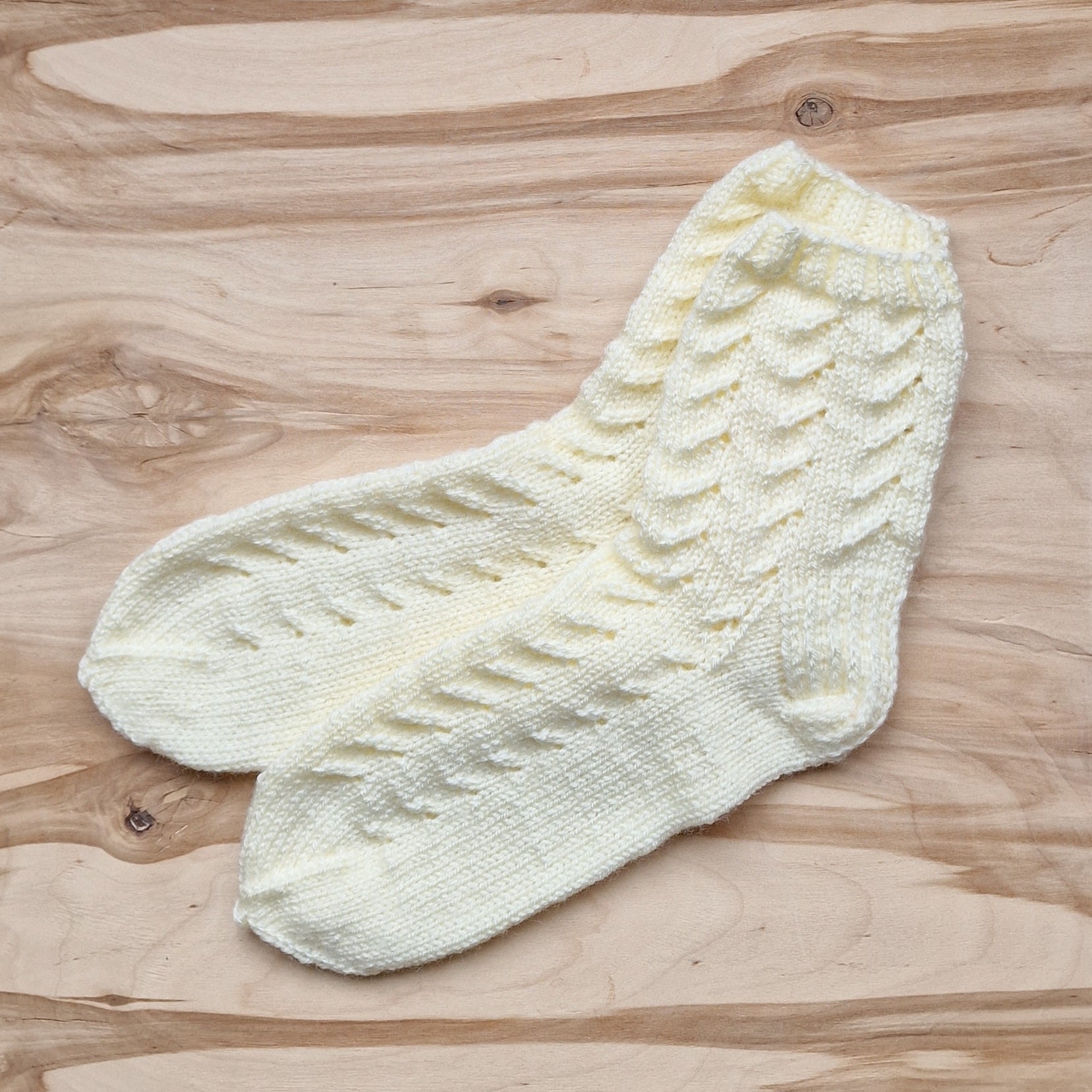 Gaiši, gaiši dzeltenas vilnas zeķes 38.-40.izm. (VEZI 11) - www.tiptip.lv 