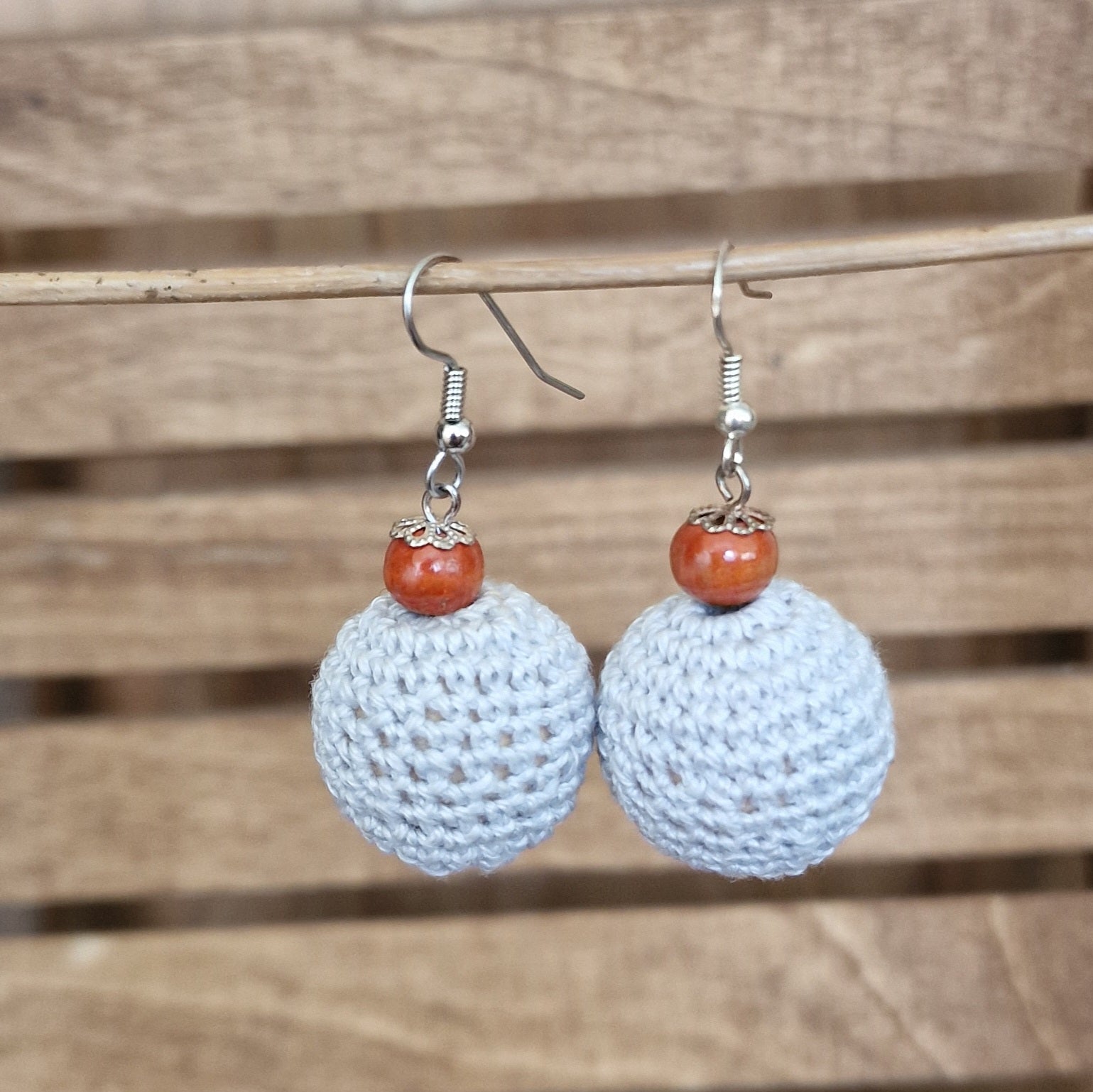 Gaiši pelēki auskari - bumbas koka.p. (ALMA 107) - www.tiptip.lv 