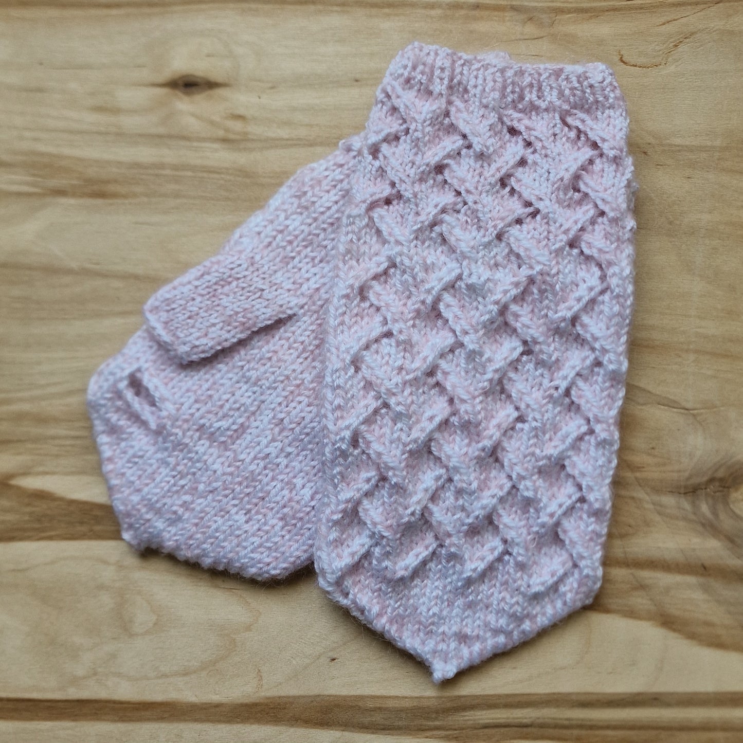 Gaiši rozā "caurie dūraiņi" (LIGR 17) - www.tiptip.lv 