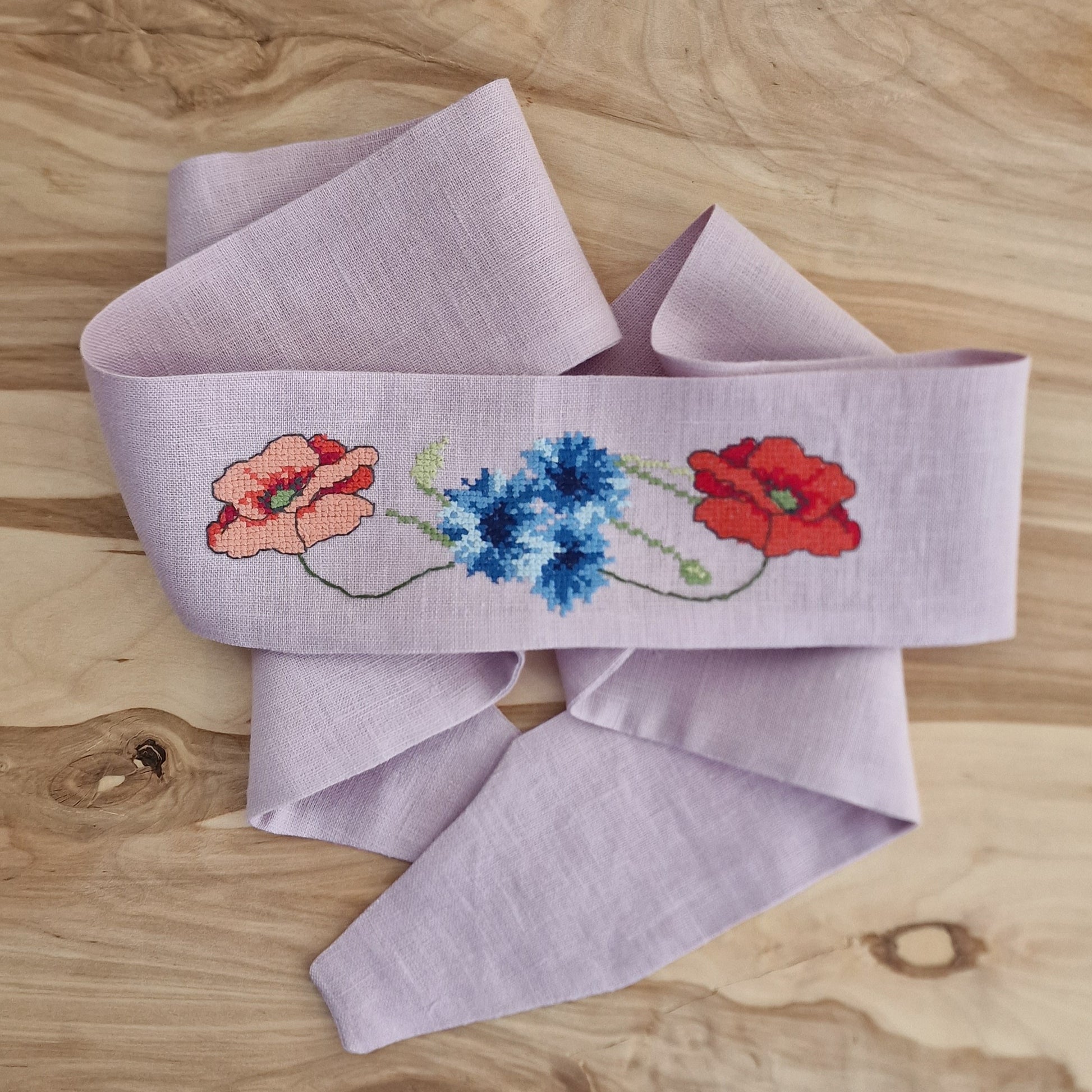 Gaiši violeta plata lina josta ar izšūtiem ziediem (RECE 31) - www.tiptip.lv 