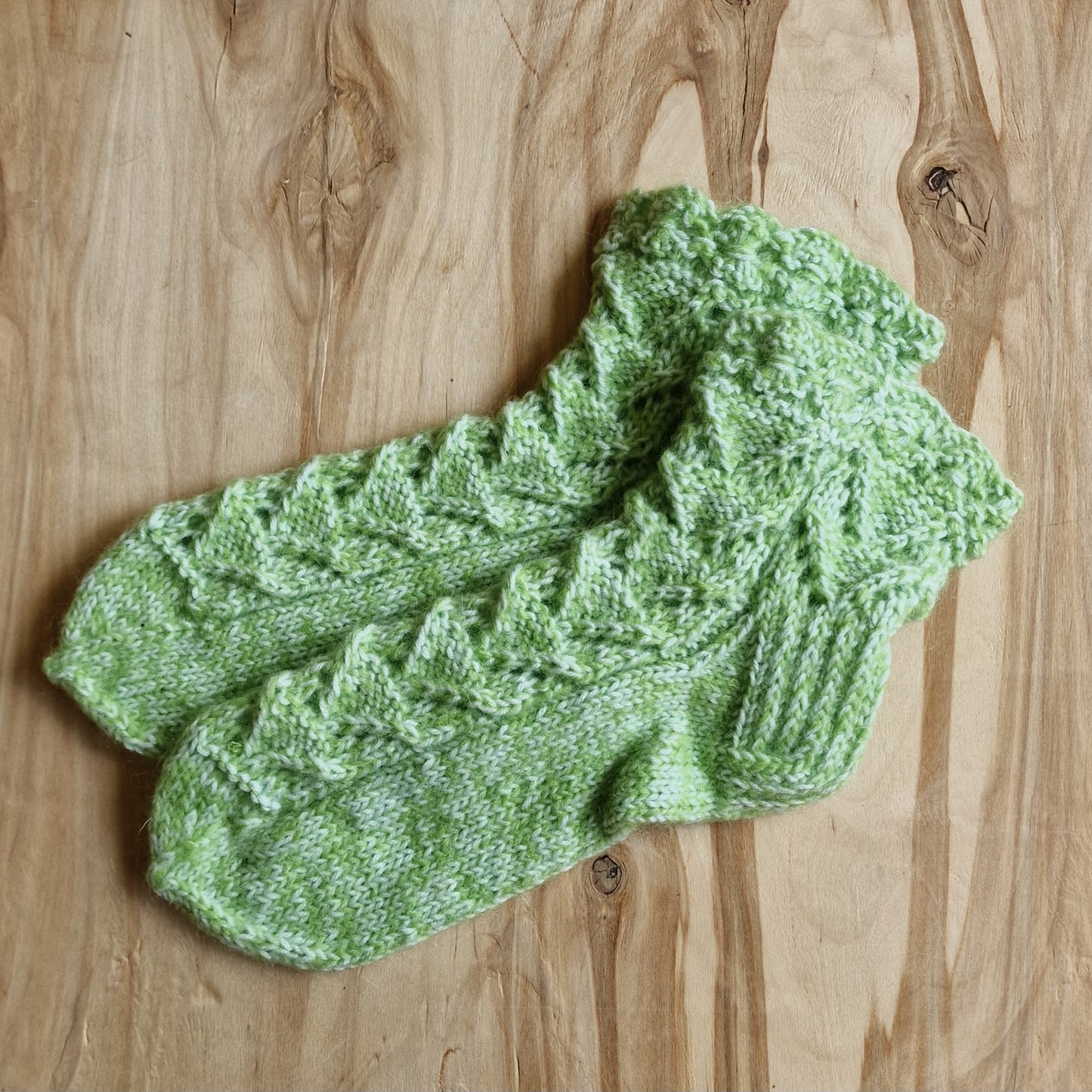 Gaiši zaļas mežģīņu raksta vilnas zeķes 41.-43.izm. (VALU 16) - www.tiptip.lv 