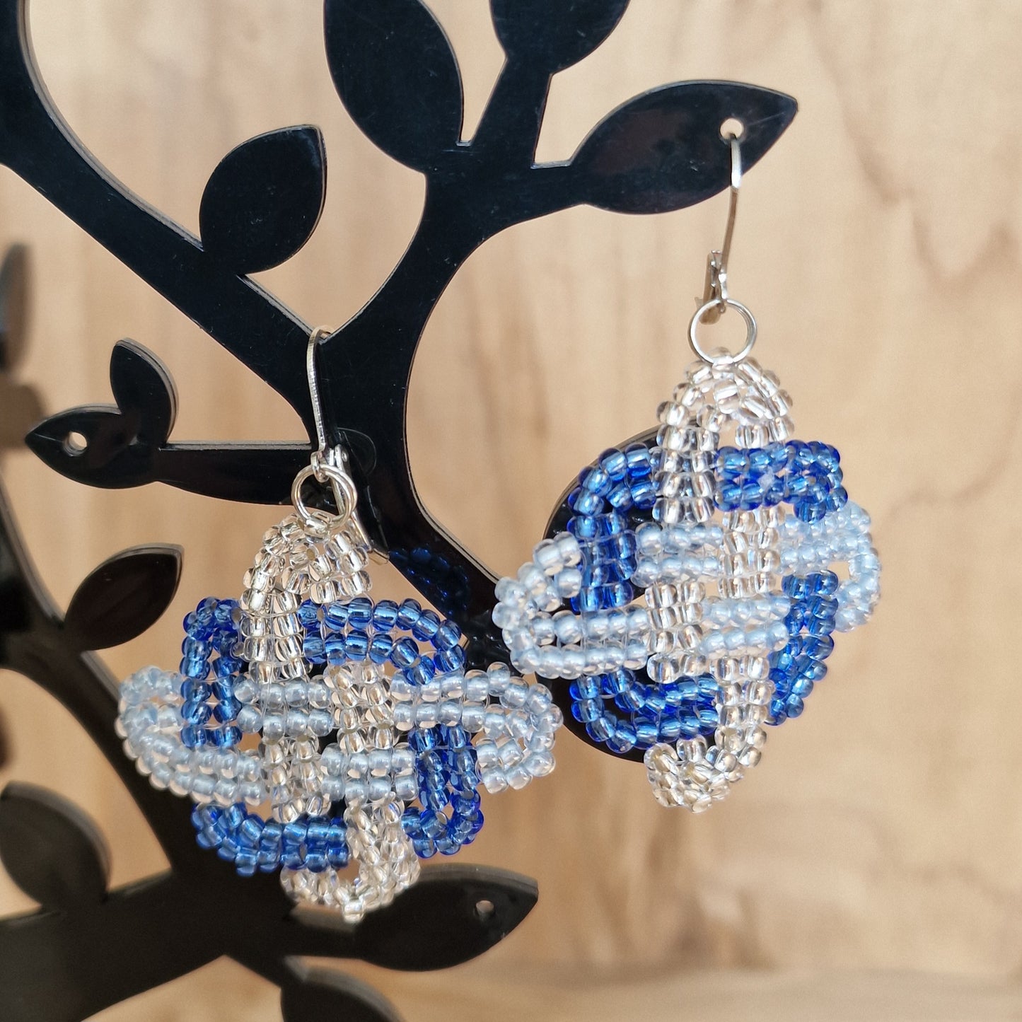 Gaiši zilganu toņu kvadrāta formas sīkpērlīšu auskari (DAMI 34) - www.tiptip.lv 