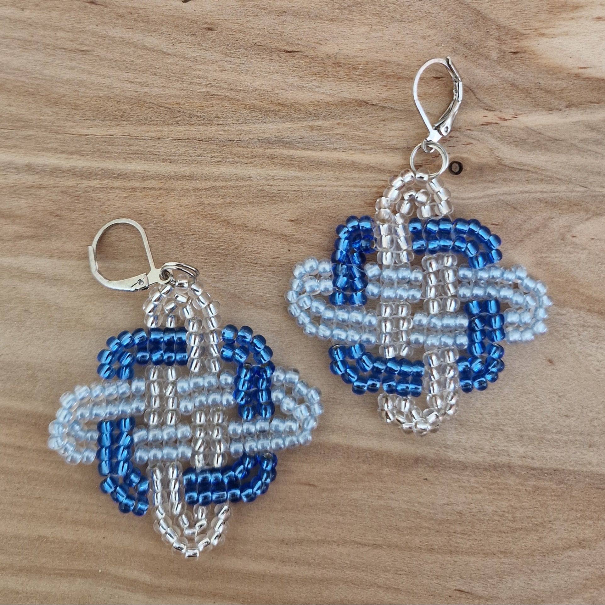 Gaiši zilganu toņu kvadrāta formas sīkpērlīšu auskari (DAMI 34) - www.tiptip.lv 