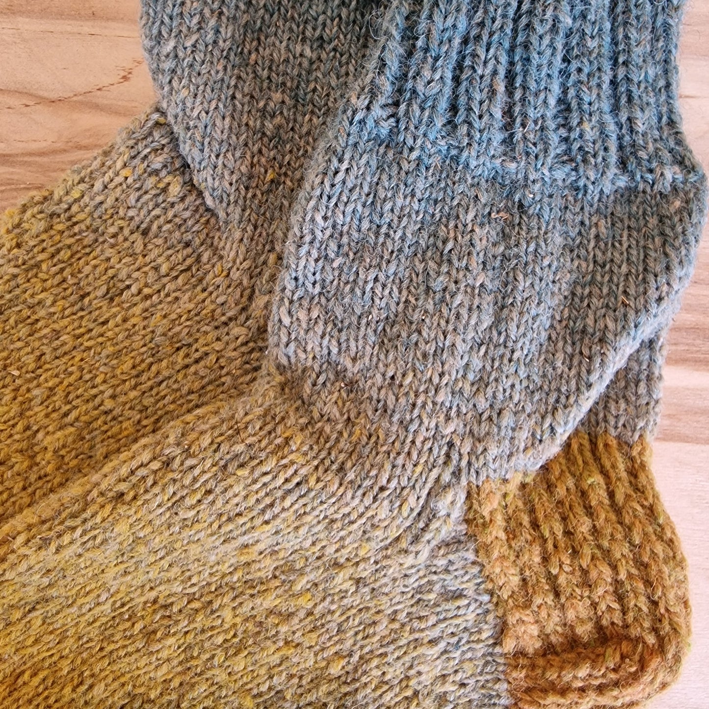 Gaiši zilganzaļas un dzeltenbrūnas vilnas zeķes 42.-44.izm. (IVZA 30) - www.tiptip.lv 