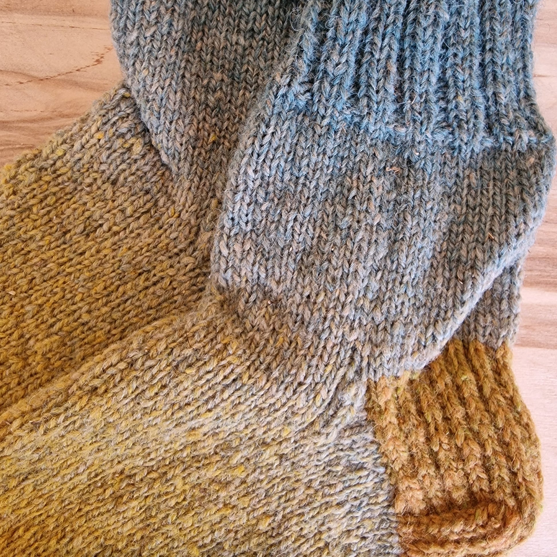 Gaiši zilganzaļas un dzeltenbrūnas vilnas zeķes 42.-44.izm. (IVZA 30) - www.tiptip.lv 