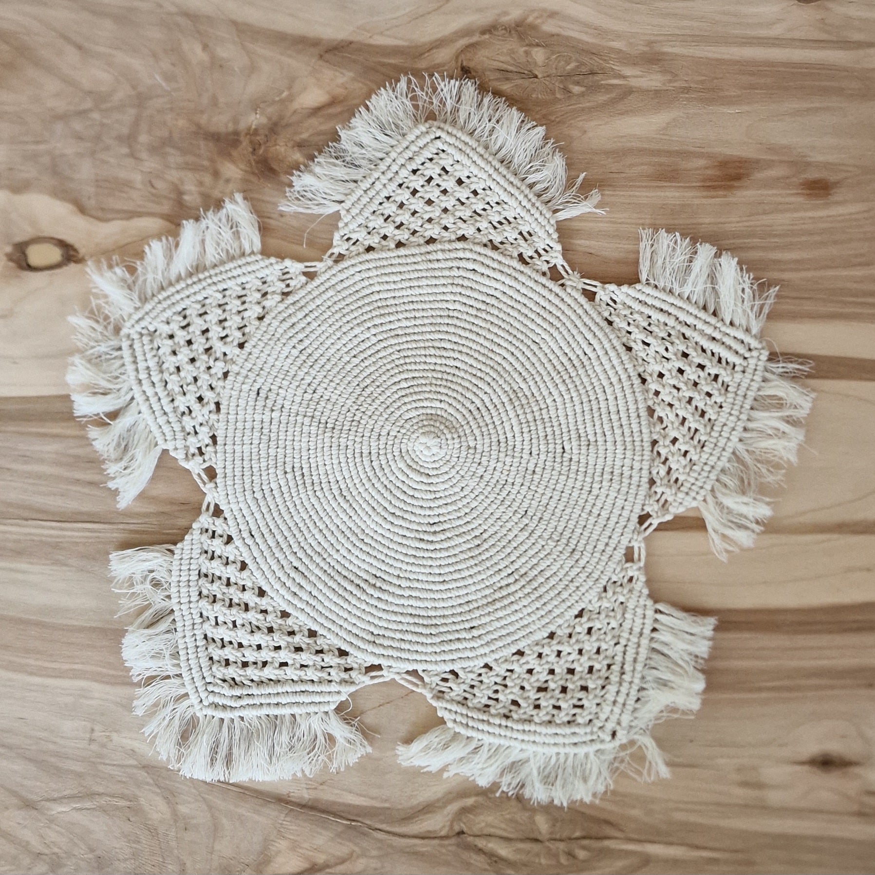 Galda sedziņa makramē tehnikā (ANBL 12) - www.tiptip.lv 