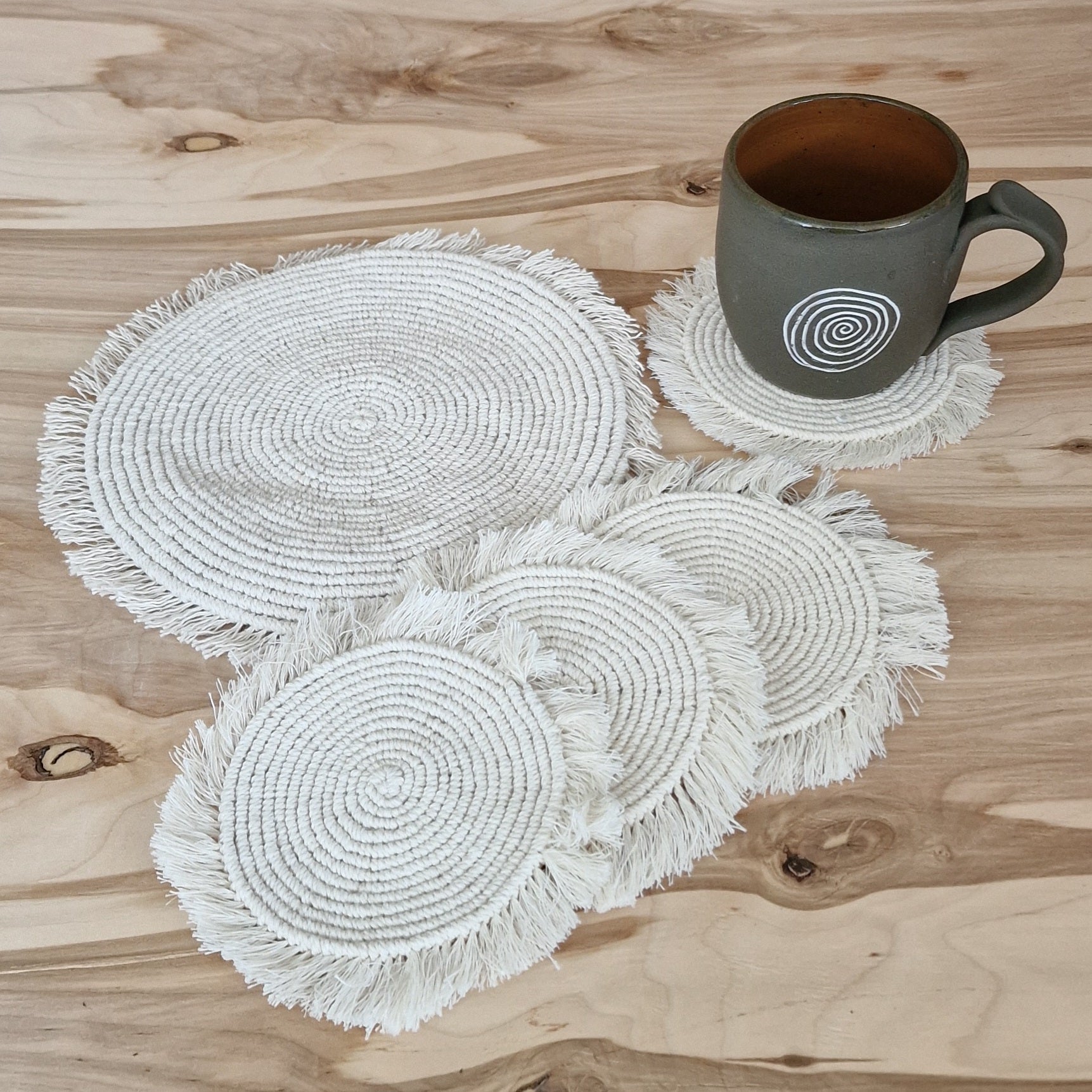 Galda sedziņu komplekts makramē tehnikā (ANBL 15) - www.tiptip.lv 