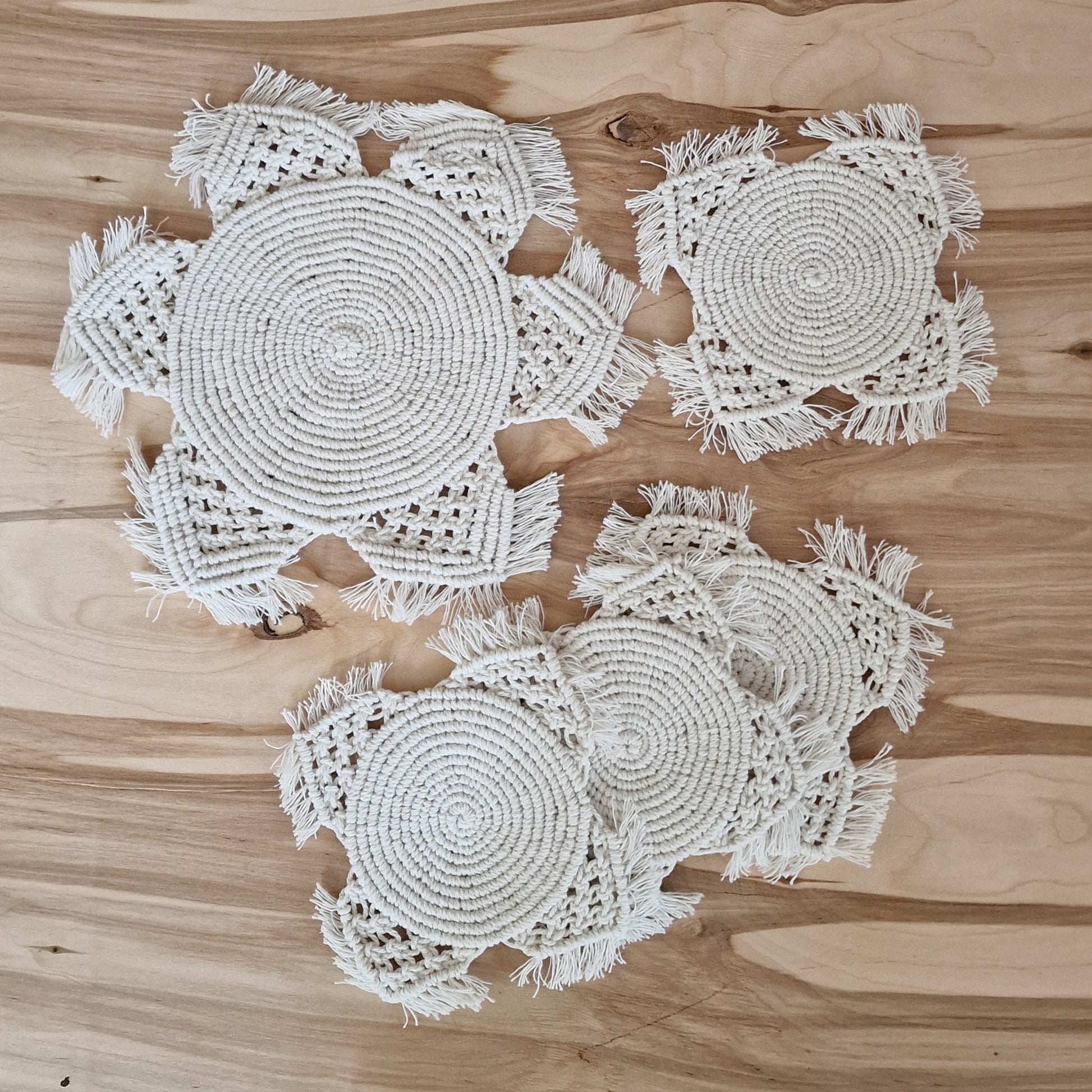 Galda sedziņu komplekts makramē tehnikā (ANBL 16) - www.tiptip.lv 