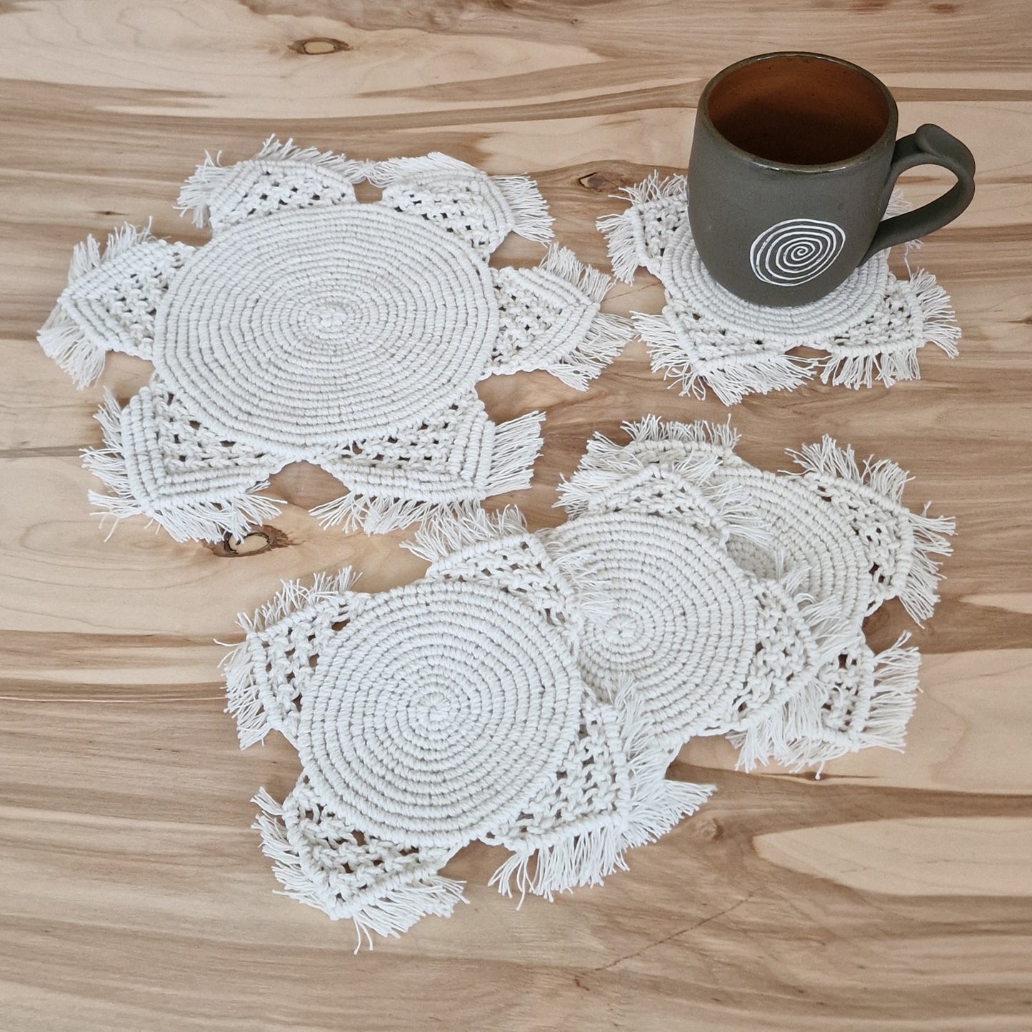 Galda sedziņu komplekts makramē tehnikā (ANBL 16) - www.tiptip.lv 