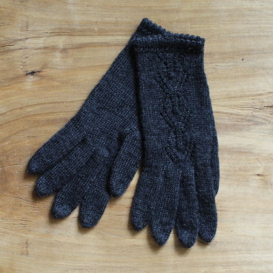 Rokām adīti tumši pelēki pirkstaiņi ar mežģīņu romba rakstu plaukstas virspusē (INVA 35)