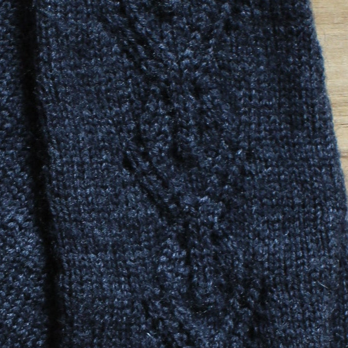 Rokām adīti tumši pelēki pirkstaiņi ar mežģīņu romba rakstu plaukstas virspusē (INVA 35)