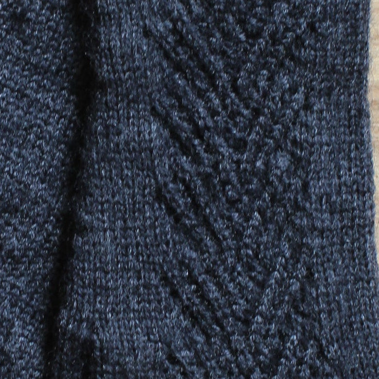 Rokām adīti tumši pelēki pirkstaiņi ar mežģīņu skujiņas rakstu plaukstas virspusē (INVA 36)