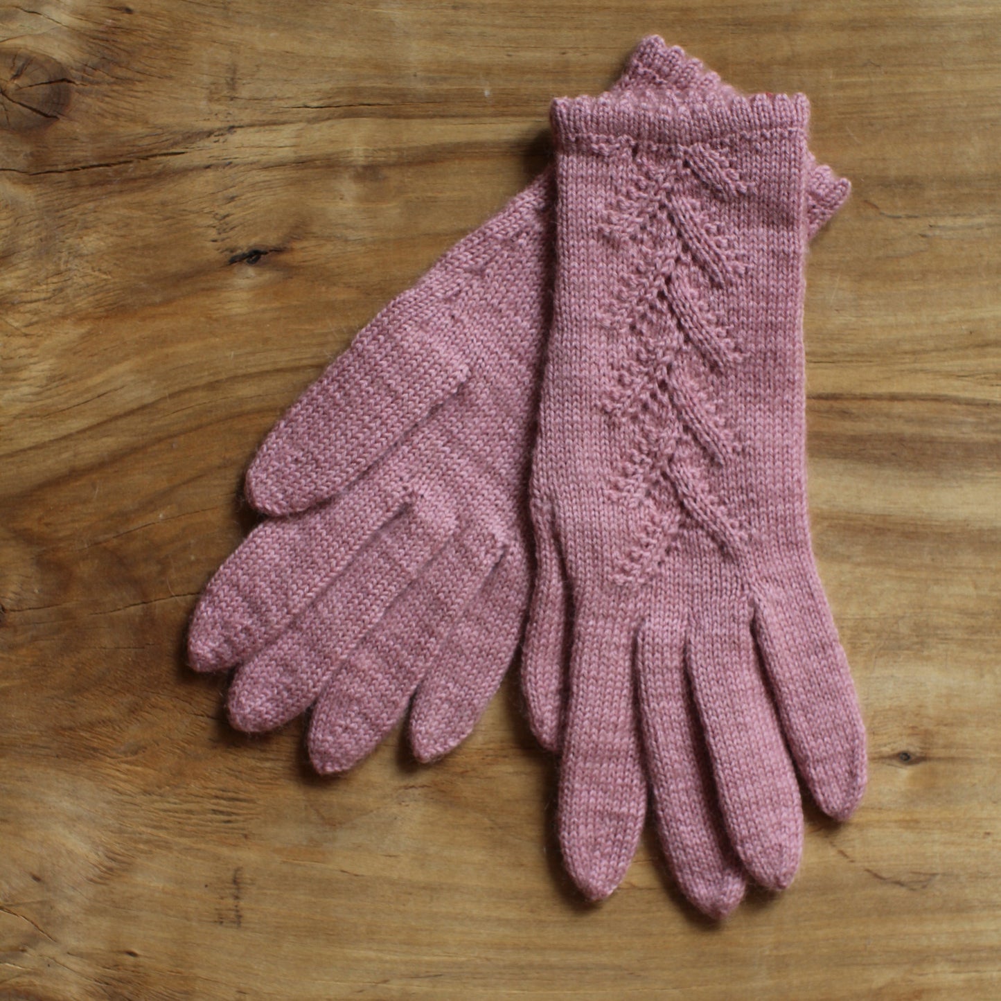 Rokām adīti vecrozā pirkstaiņi ar mežģīņu skujiņas rakstu plaukstas virspusē (INVA 37)