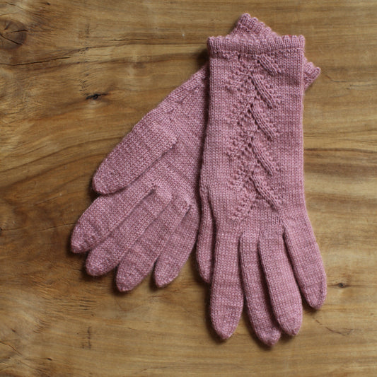 Rokām adīti vecrozā pirkstaiņi ar mežģīņu skujiņas rakstu plaukstas virspusē (INVA 37)