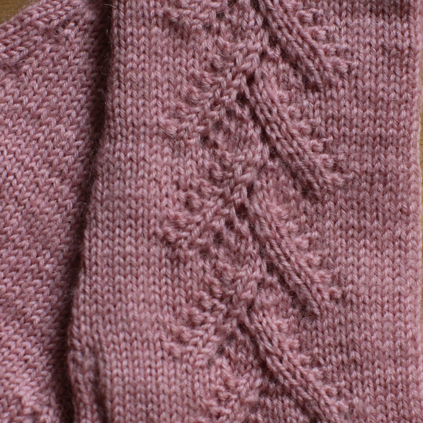 Rokām adīti vecrozā pirkstaiņi ar mežģīņu skujiņas rakstu plaukstas virspusē (INVA 37)